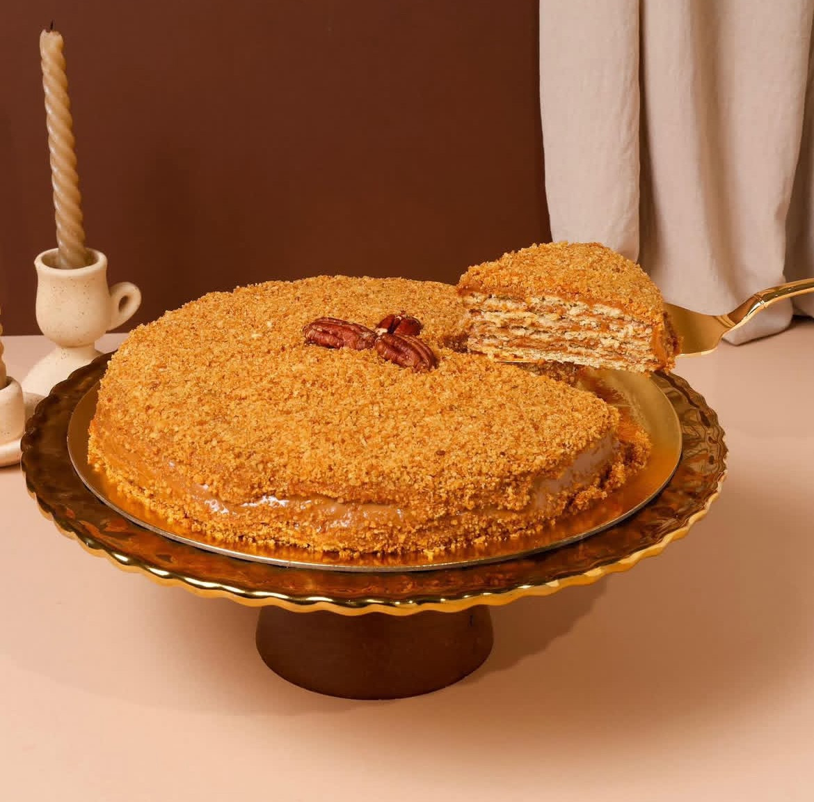 حجم كبير من كيكة العسل